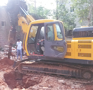 方杆旋挖钻机工作现场