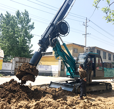 方杆旋挖钻机工作现场